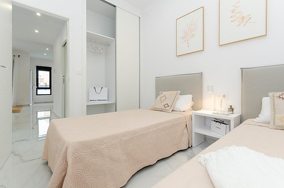 NØKKELFERDIG! Moderne villa med 3 soverom, privat basseng og takterrasse