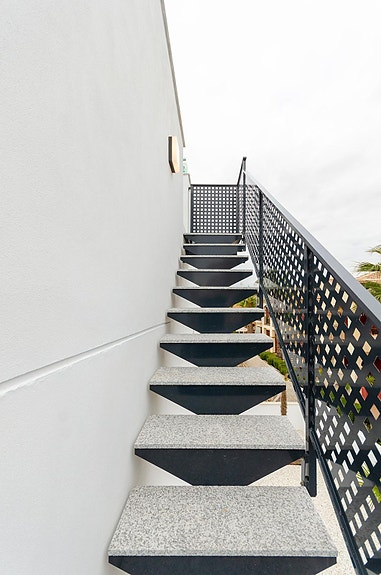 NØKKELFERDIG! Moderne villa med 3 soverom, privat basseng og takterrasse