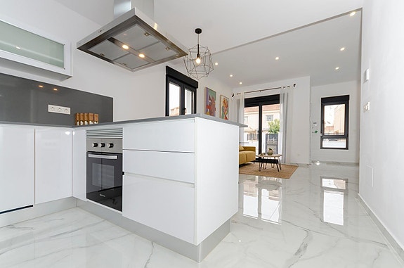 NØKKELFERDIG! Moderne villa med 3 soverom, privat basseng og takterrasse