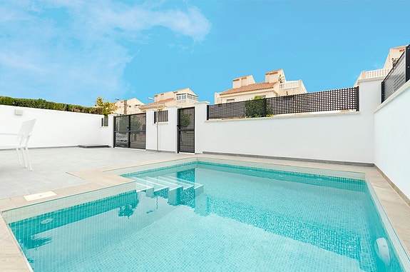 NØKKELFERDIG! Moderne villa med 3 soverom, privat basseng og takterrasse