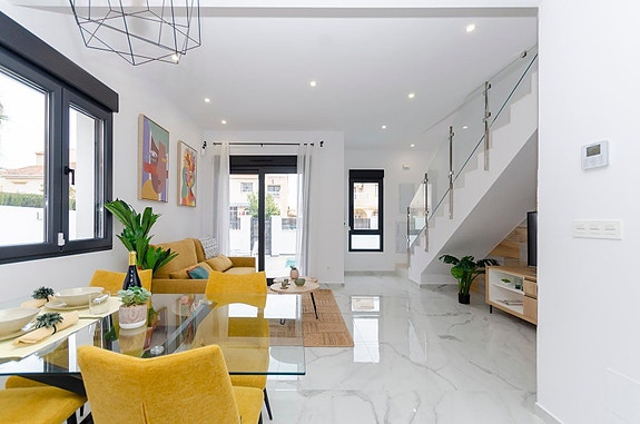 NØKKELFERDIG! Moderne villa med 3 soverom, privat basseng og takterrasse