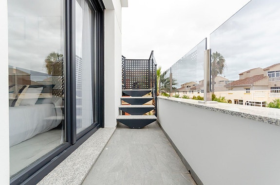 NØKKELFERDIG! Moderne villa med 3 soverom, privat basseng og takterrasse
