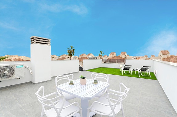 NØKKELFERDIG! Moderne villa med 3 soverom, privat basseng og takterrasse