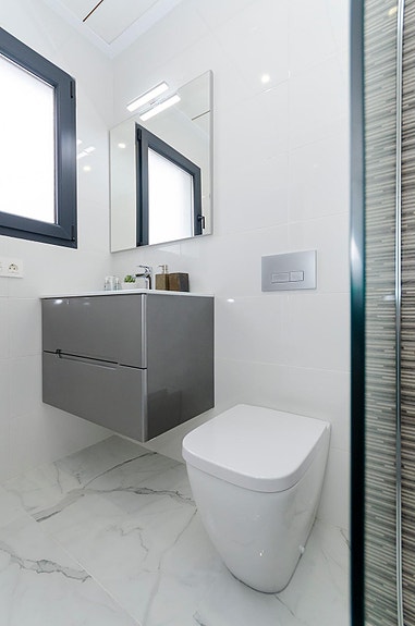 NØKKELFERDIG! Moderne villa med 3 soverom, privat basseng og takterrasse