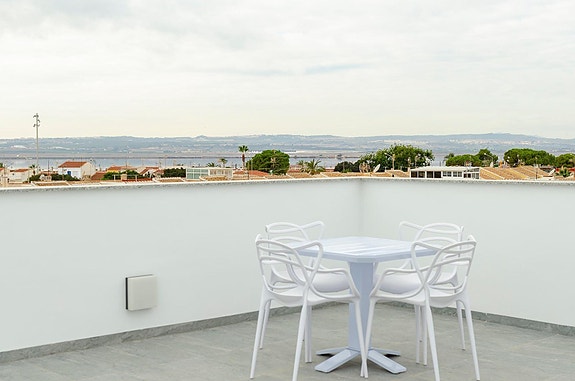 NØKKELFERDIG! Moderne villa med 3 soverom, privat basseng og takterrasse