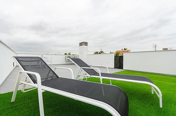 NØKKELFERDIG! Moderne villa med 3 soverom, privat basseng og takterrasse