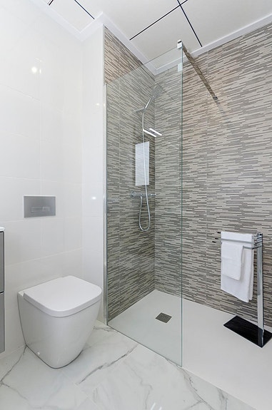 NØKKELFERDIG! Moderne villa med 3 soverom, privat basseng og takterrasse