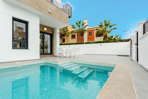 NØKKELFERDIG! Moderne villa med 3 soverom, privat basseng og takterrasse