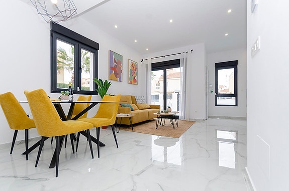 NØKKELFERDIG! Moderne villa med 3 soverom, privat basseng og takterrasse