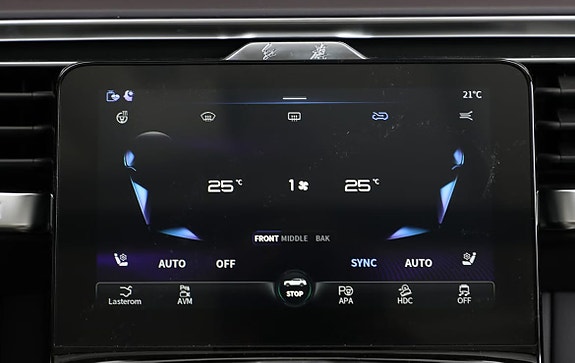 Intuitivt infotainmentsystem med touchskjerm og avansert klimakontroll.