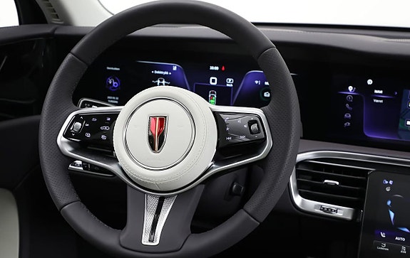 Multifunksjonsratt med oppvarming og integrerte kontrollknapper.