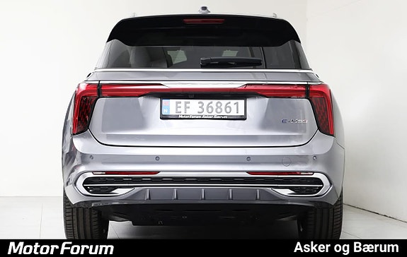 Elegant baklysdesign med integrert parkeringssensor og kamerasystem.