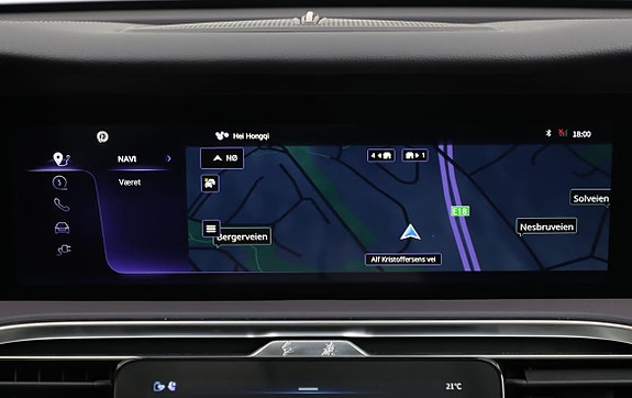 Navigasjonssystem med realtidskart og trådløs mobillading.