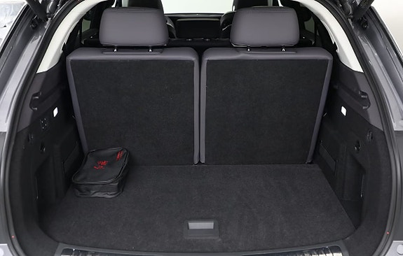 Store lasterom med sammenleggbare seter for fleksibel plassutnyttelse.