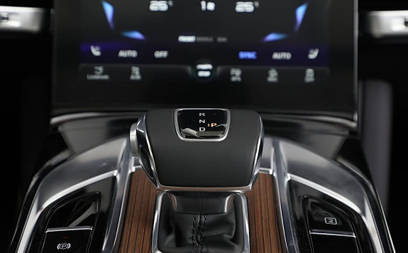 Elegant girvelger med pekeskjerm for sømløs kjøreopplevelse.