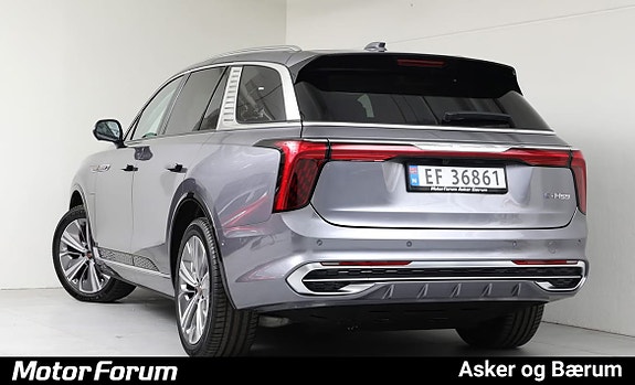 Bakparti med store aluminiumsfelger og unike LED-baklys.