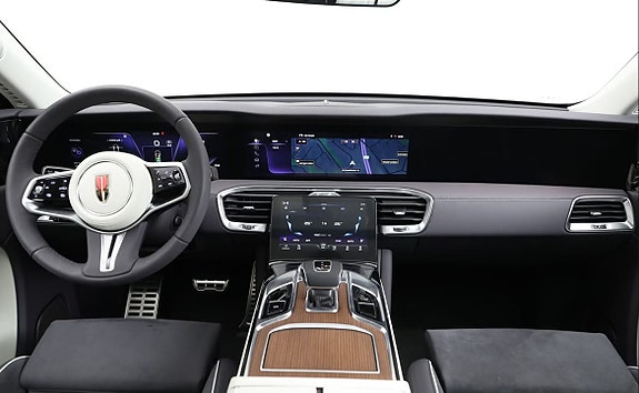 Førerorientert digitalt cockpit med berøringsskjerm og GPS-navigasjon.