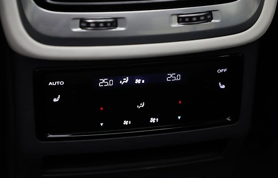 Digitalt klimaanlegg med presis temperaturstyring for optimal komfort bak.