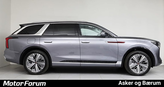 Sleek sideprofil med kromdetaljer og tonede vinduer.