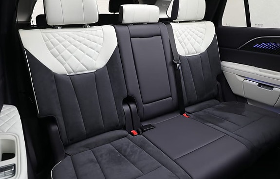 Luksuriøse seter i alcantara skinn med stilrent sort-hvitt quiltet design.