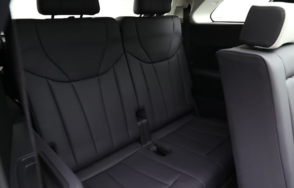 Romslig baksete med komfortable skinnseter og Isofix-fester.