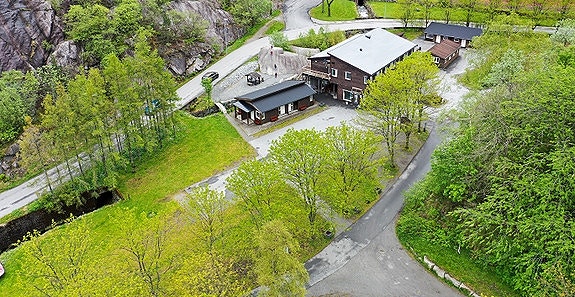 Resepsjonsbygget med rom og leiligheter