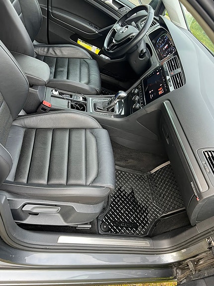 Volkswagen e-Golf VII 9 of 16