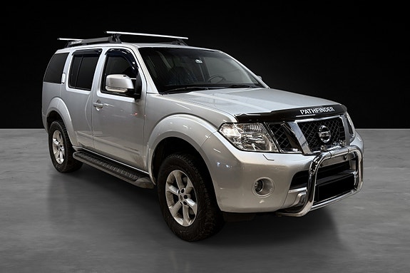 Nissan Pathfinder 3 of 5