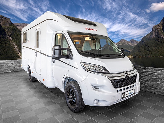 Dethleffs JUST CAMP T 6812 EB  Langsgående senger, el.senkeseng, kompakt bad m/dusj, senkbart sykkelstativ + +.