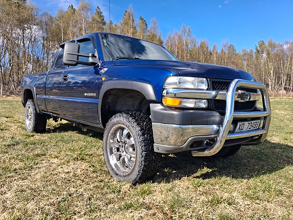 Chevrolet Silverado 2 of 5