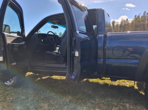 Chevrolet Silverado 3 of 5