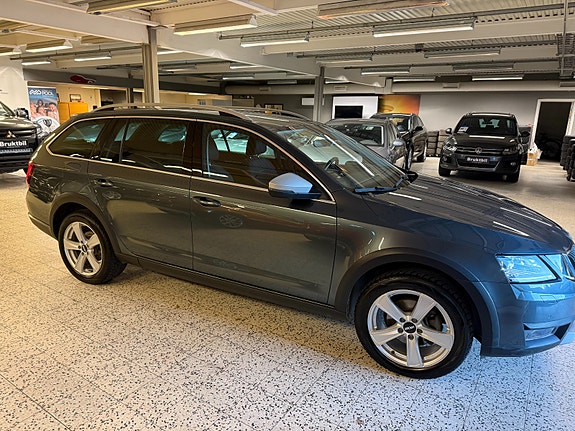 Skoda Octavia Scout 3 of 5