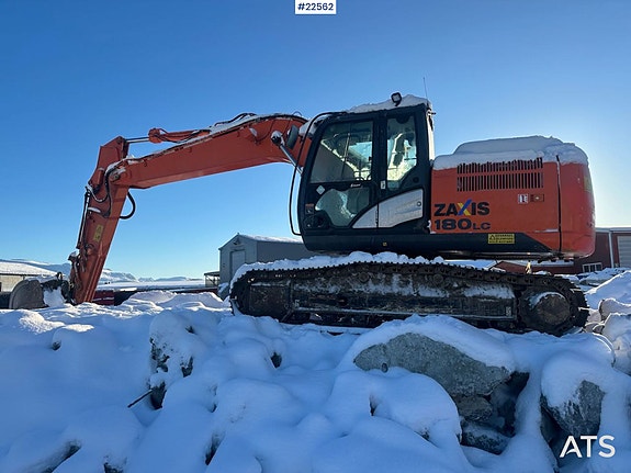 Hitachi ZX180LC-5B gravemaskin m/ rototilt, graveskuffe og pusseskuffe. SE VIDEO