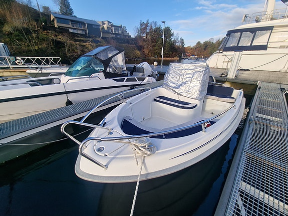 BM-124 2021 modell HR 480 SC M/60 hk Suzuki. Pent brukt. Ny service.