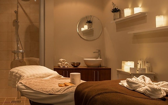 Et av våre 6 behandlingsrom, her med dusj.