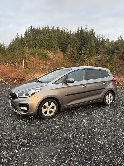 Kia Carens 2 of 5