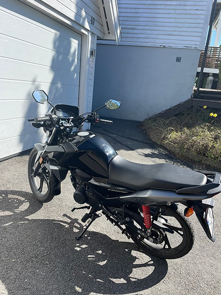 Honda CB 125F 4 of 5