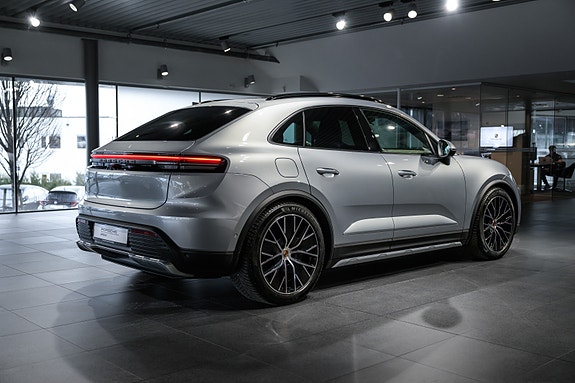 Porsche Macan 4 of 30
