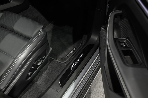 Porsche Macan 18 of 30