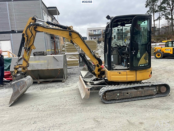 Caterpillar 303.5ECR gravemaskin m/ rototilt, pusseskuffe, smalskuffe, graveskuffe og pigg