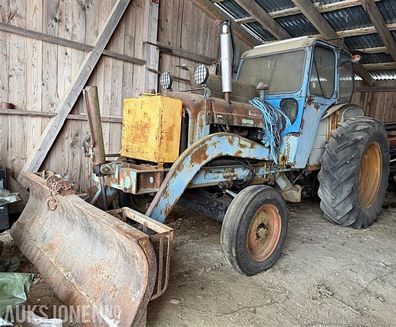 Andre 1964 Fordson Major med Eidsfoss FM4A bakgraver