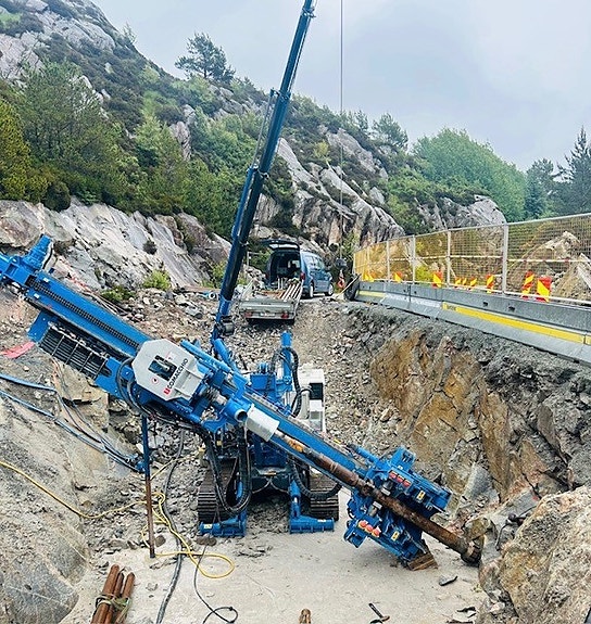 Gjennomboring i fjell under vei for trekking av vannledning.