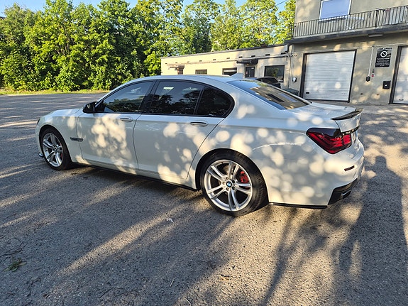 BMW 740d 9 of 12