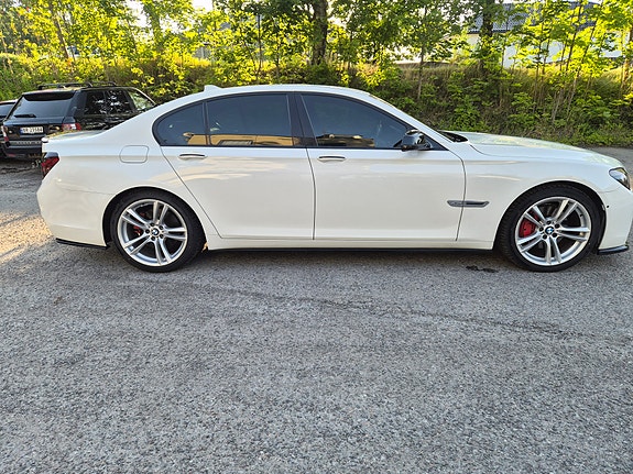 BMW 740d 5 of 12