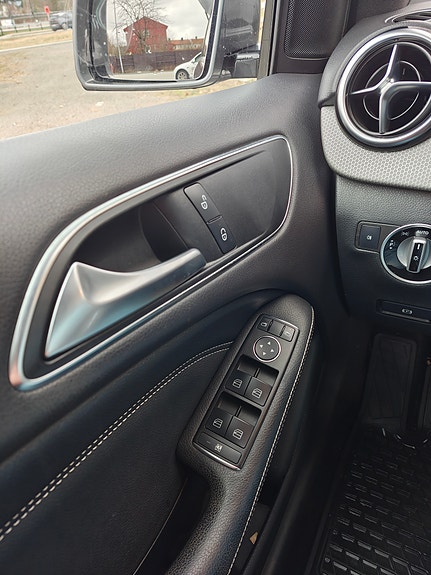 Mercedes-Benz B180 5 of 13