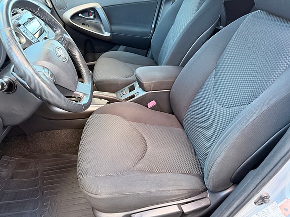 Toyota RAV4 9 of 14