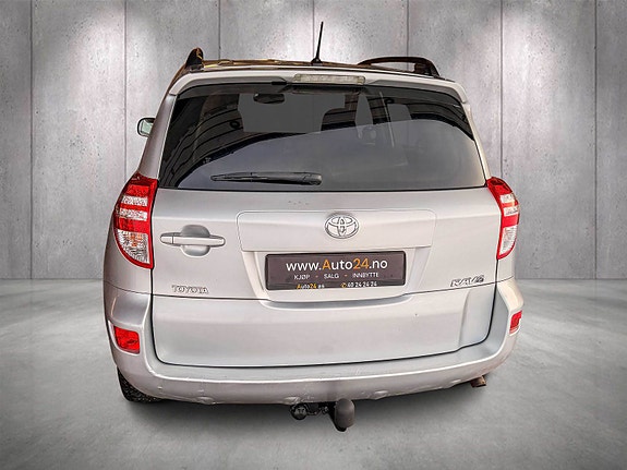 Toyota RAV4 7 of 14