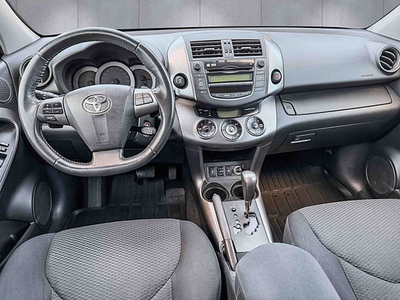 Toyota RAV4 8 of 14