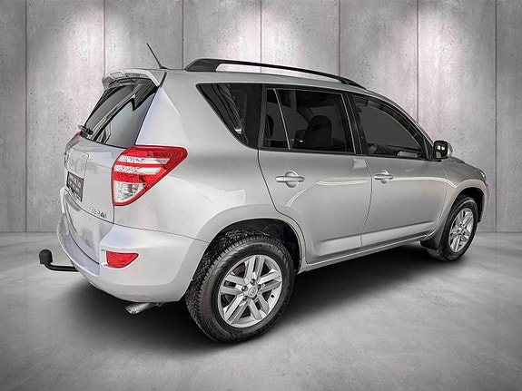 Toyota RAV4 4 of 5