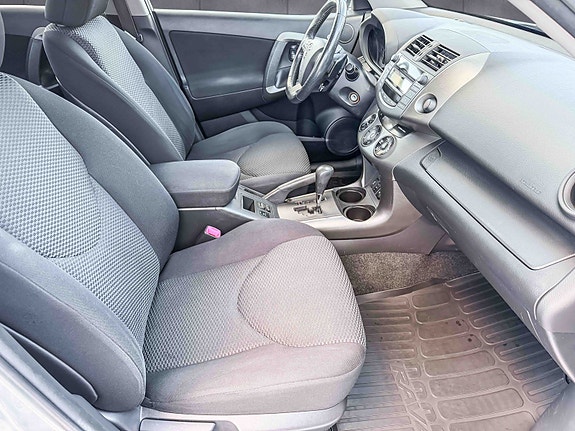 Toyota RAV4 10 of 14